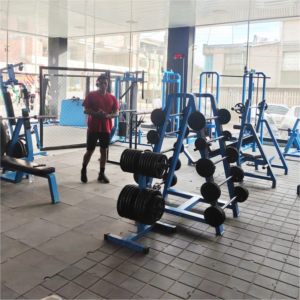 Gym en Duitama con zona de pesas, mancuernas y máquinas de fuerza