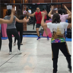 Clase de Zumba en gimnasio de Duitama con música y alto gasto calórico