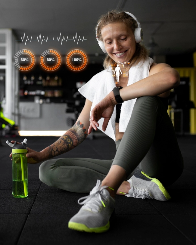 Mujer practicando estiramientos para fomentar el bienestar y un estilo de vida saludable en nuestro gimnasio en Duitama.