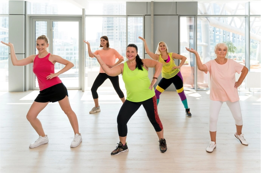Clase grupal de Zumba en nuestro gimnasio en Duitama, con participantes disfrutando de una sesión de baile fitness llena de energía.